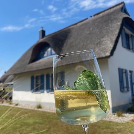 Reetdachhaus Seasons Mit Kamin & Sauna Gross Schwansee Luaran gambar